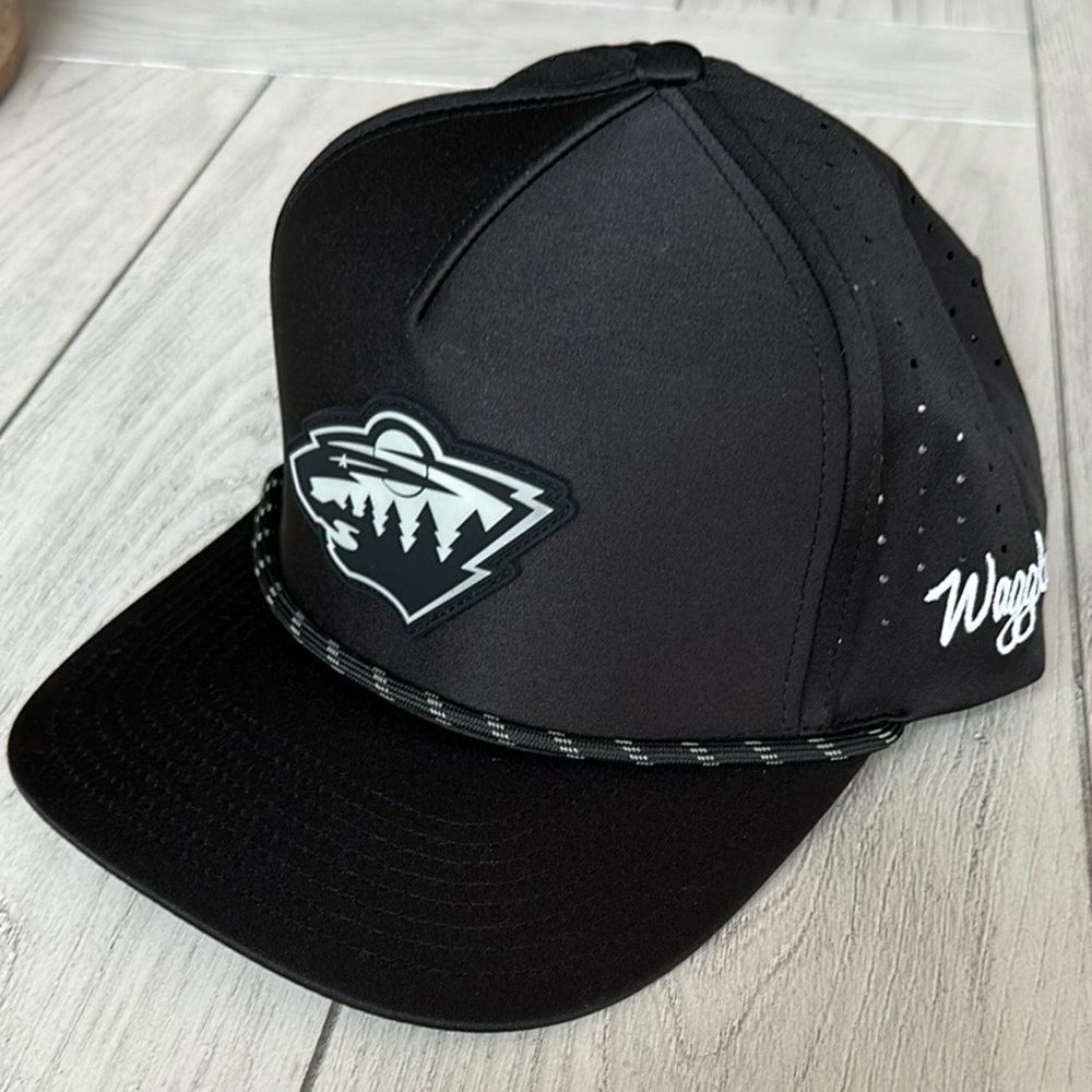 NWT LIMITED EDITION GLOW IN THE DARK MN WILD WAGGLE HAT